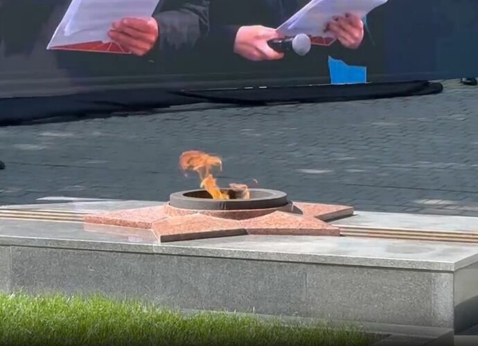 В Чекалине зажжен Вечный огонь