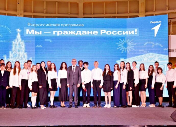 В День России Дмитрий Миляев вручил паспорта юным тулякам