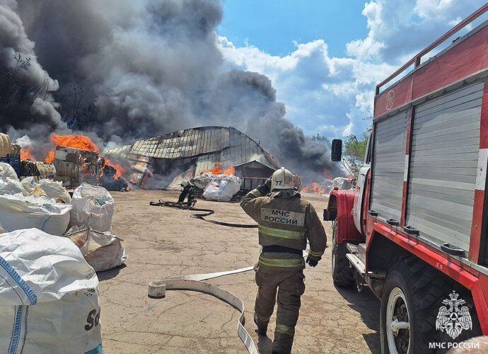 В Донском произошел пожар в ангаре