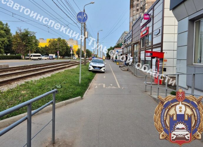 На улице Металлургов в Туле водитель электровелосипеда сбил пешехода