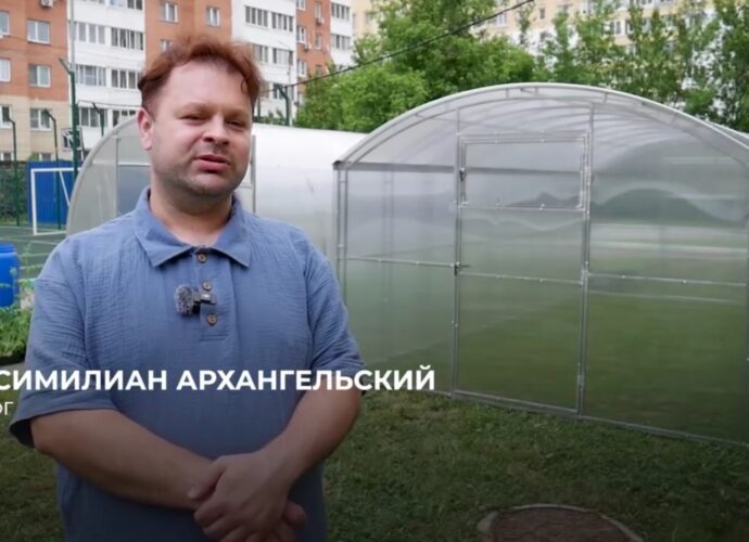Дмитрий Миляев подарил школе теплицу