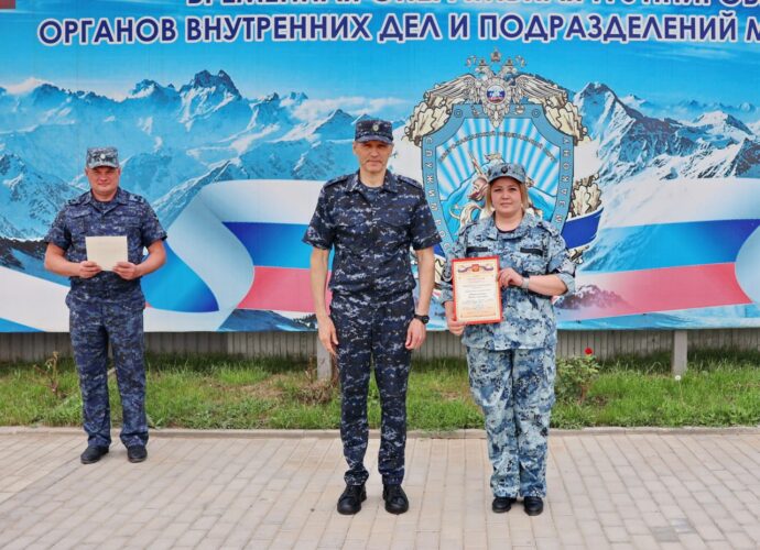 Генерал-майор тульской полиции наградил тульских коллег на Северном Кавказе