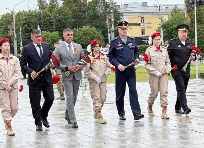 На площади Победы в Туле прошла церемония возложения цветов