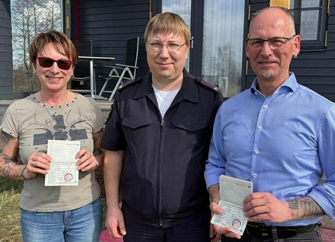 Тульские полицейские оформили семье из Германии разрешение на временное проживание