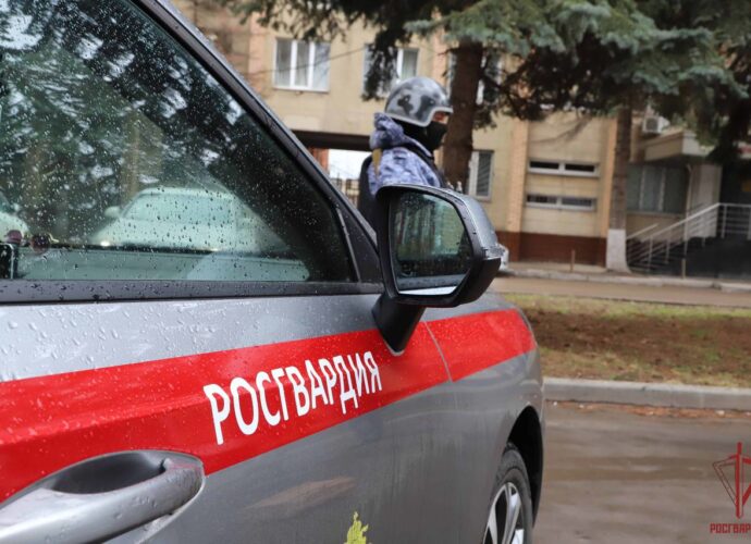 В Новомосковске злоумышленник с ножом удерживал женщину в квартире
