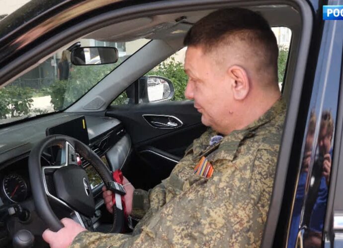 Два автомобиля в награду за смелость вручили ветеранам СВО представители Фонда Защитники Отечества