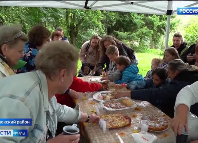 В Дворяниново туляки продегустировали шарлотки и сделали «яблочные» браслеты