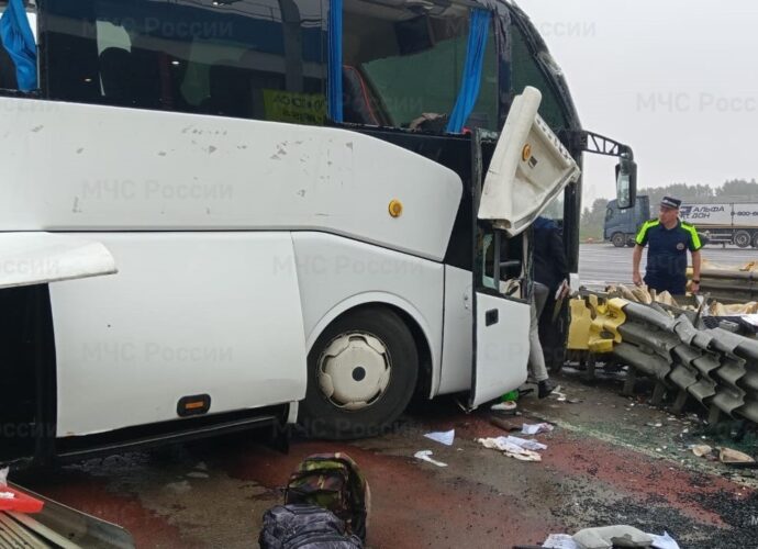 В автобусе находились 50 человек, из них 48 пассажиров и 5 детей. Спасатели сообщают, что в результате аварии не возникло затора, не произошло разлива горюче-смазочных материалов и возгорания.