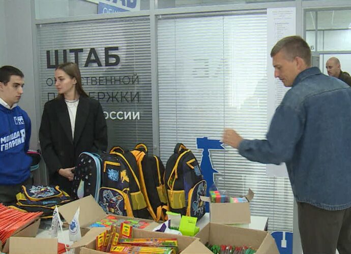 Депутаты, предприниматели, волонтёры и активисты подготовили школьные наборы для детей из многодетных семей.