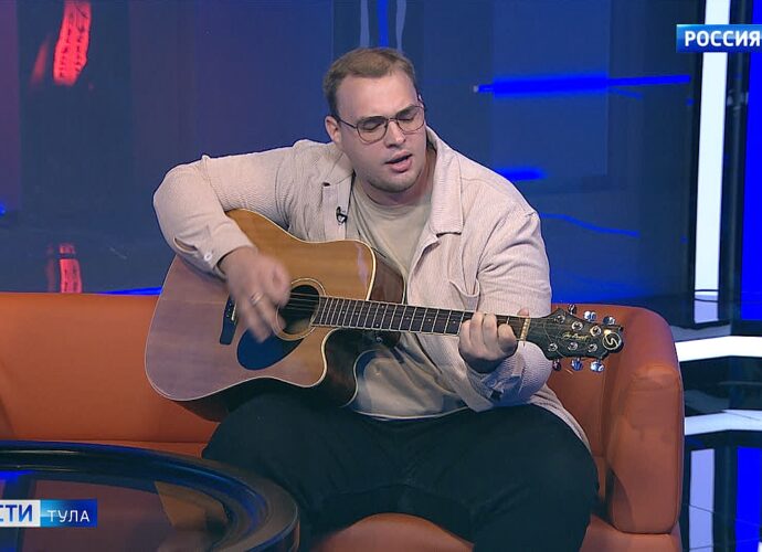 Туляк пишет песни и поёт бойцам для поднятия духа