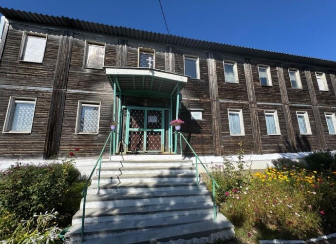 В поселке Шатск Тульской области возводится храм, который прихожане смогут посещать вместо ветхого храма, находящегося в здании бывшего общежития. Об этом в своём материале сообщает Тула СМИ.