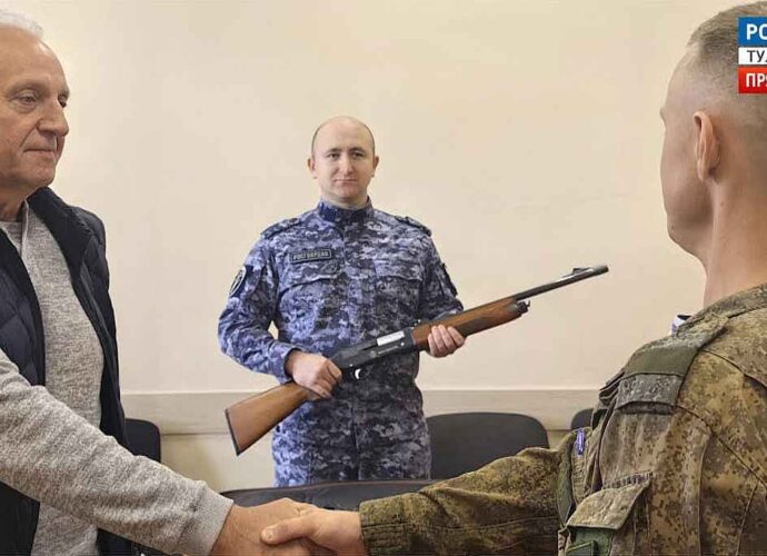 Управление Росгвардии по Тульской области передало воинским частям Министерства обороны РФ 30 технически исправных гладкоствольных ружей.