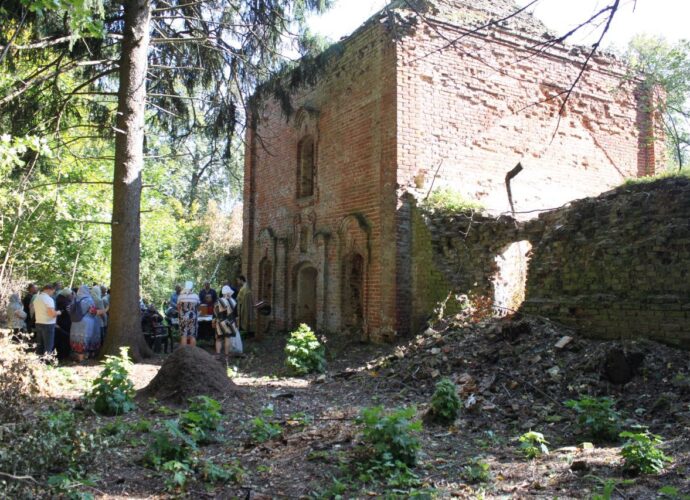В разрушенном храме в деревне Борзуново прошел молебен после 80-летнего молчания