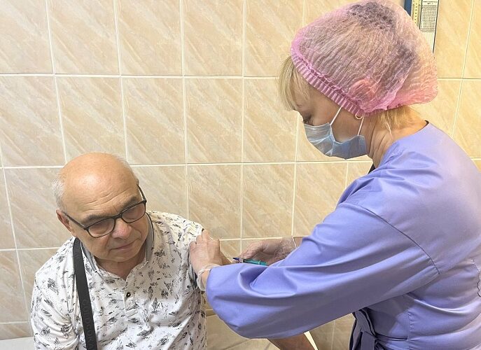 К профилактическим мероприятиям присоединились сотрудники предприятий и учреждений, работающие с большим потоком людей.