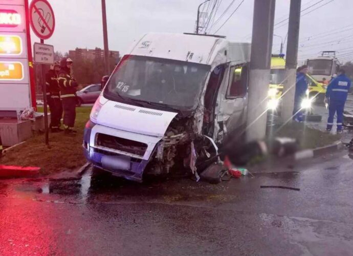 Спасатели ликвидируют последствия ДТП на Пролетарском мосту