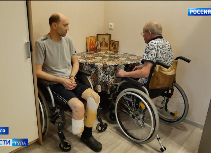 Туляк с инвалидностью, который раньше поднимался в квартиру на коленях, переехал в адаптированное жилье