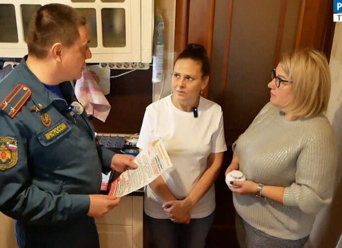 Спасатели подарили пожарные извещатели многодетным семьям