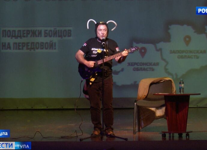 В ДК «Металлургов» прошел масштабный праздник с мастер-классами помощи бойцам, награждением волонтеров и концертом Александра Морозова.