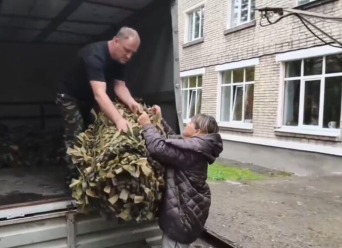 Волонтёры из Суворовского района передали на фронт 40 маскировочных сетей для военнослужащих, участвующих в специальной военной операции.