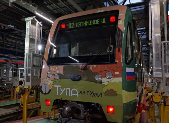 Тула по пути: в московском метро начал курсировать брендированный тульский поезд