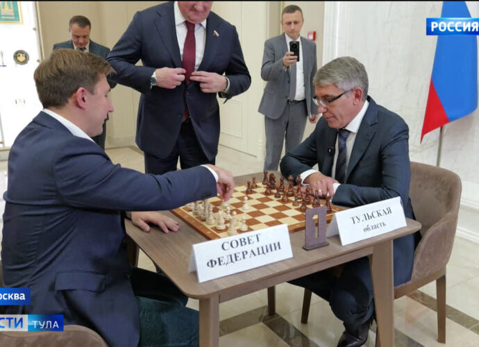 Дмитрий Миляев сыграл в шахматы с обладателем Кубка мира в Совфеде