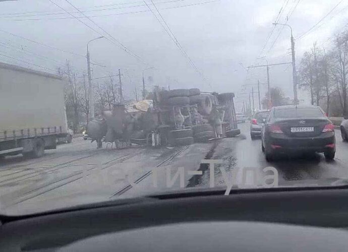 На Пролетарском мосту перевернулся автобетоносмеситель