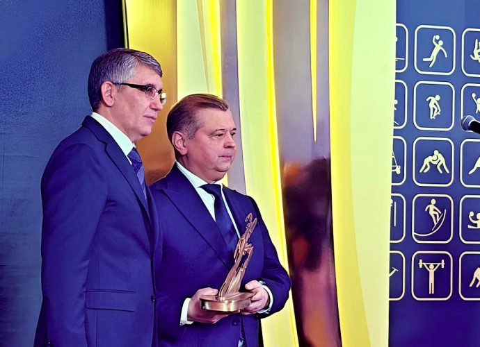 Дмитрий Миляев вручил награду «Гордость России: Тренер года» Национальной спортивной премии 2025