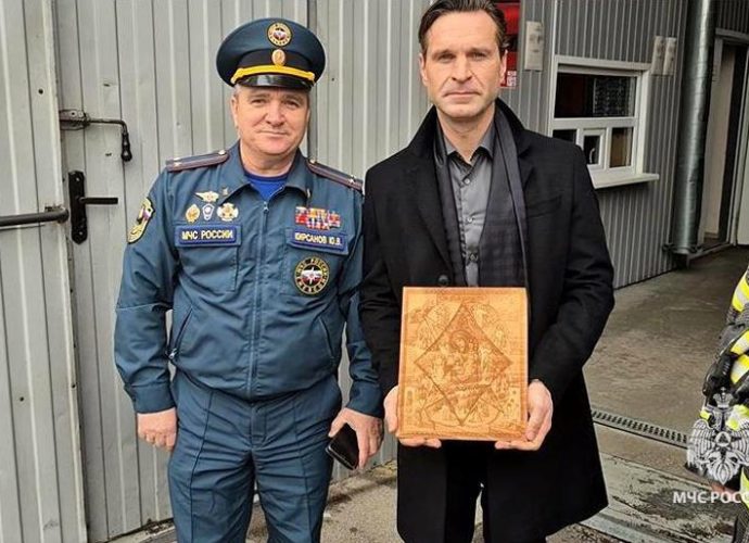 Одоевские спасатели подарили Виктору Добронравову икону Неопалимая Купина
