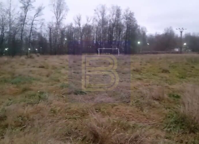 Поле, но не футбольное… Тренер показал состояние стадиона в Комсомольском парке