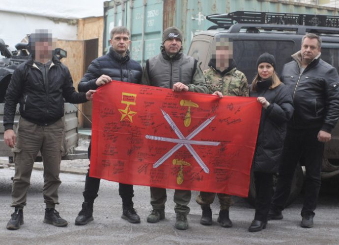 В преддверии Нового года делегация из Тулы во главе с главой города Алексеем Эрком и депутатом Еленой Шмелёвой посетила позиции тульских десантников в Курской области. Им передали гуманитарный груз и поздравили с наступающими праздниками.