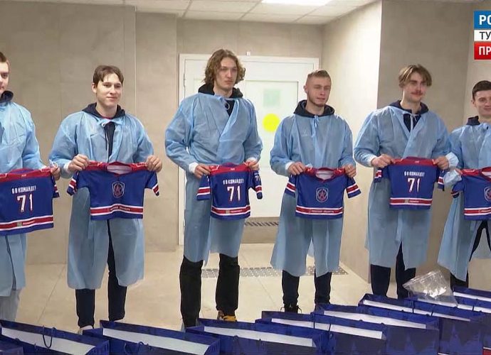 Хоккеисты АКМ подарили игровые джерси новорожденным тулякам