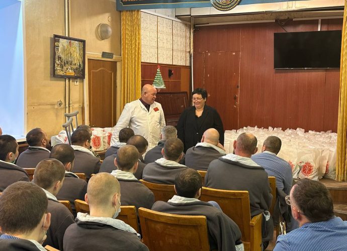 Тульских военнослужащих в госпиталях поздравили с наступающим Новым годом
