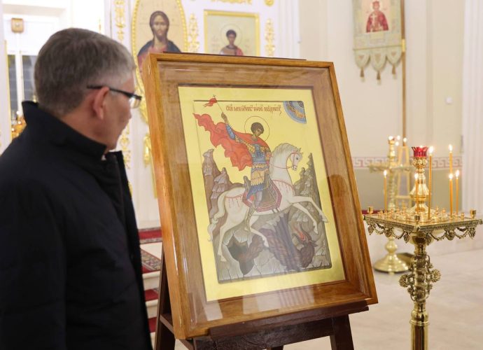 Дмитрий Миляев передал икону святого Георгия Победоносца в казанский храм-памятник