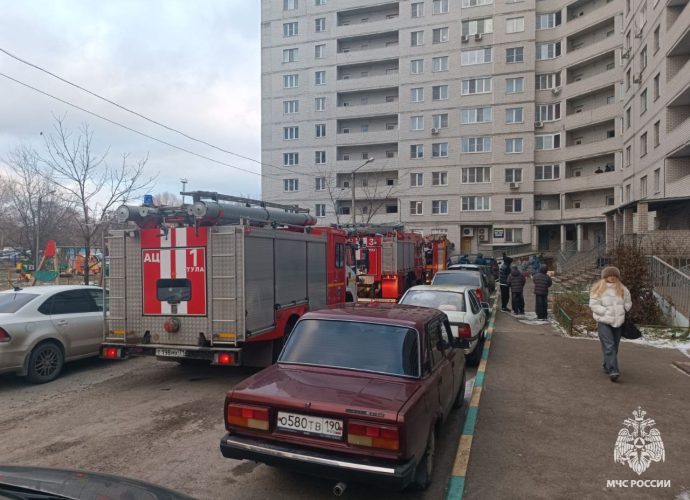 В Туле на улице Максима Горького произошёл пожар в многоквартирном жилом доме. Возгорание вспыхнуло в квартире на 12-м этаже.