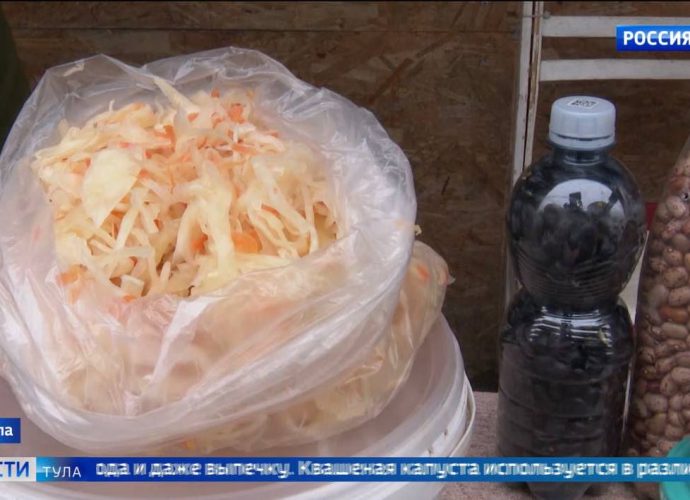 Богатая витаминами квашеная капуста - одна из самых популярных и не слишком финансово затратных зимних закусок, а самое главное - ее приготовление не требует много труда, чего не скажешь о терпении. 