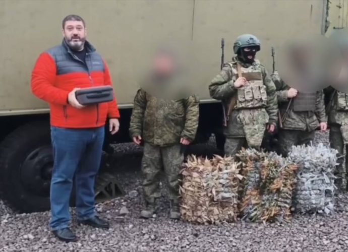 Жители Тульской области продолжают оказывать поддержку военнослужащим региона. На днях бойцам, несущим службу по охране неба, была передана адресная гуманитарная помощь.