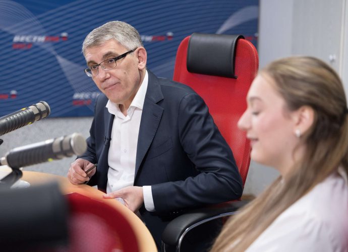 В ходе общения на волне «Вести FM» с детской пресс-службой губернатора Тульской области семиклассница Елизавета Плотникова задала волнующий её и многих сверстников вопрос: как регион помогает подросткам определиться с будущей профессией? На вопрос ответил Дмитрий Миляев.
