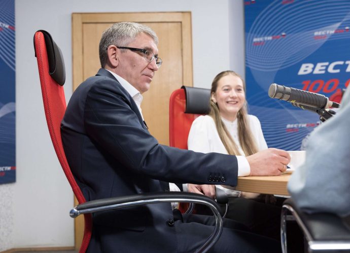 В эфире радиостанции «Вести FM» Дмитрий Миляев поделился воспоминаниями о студенческих годах.