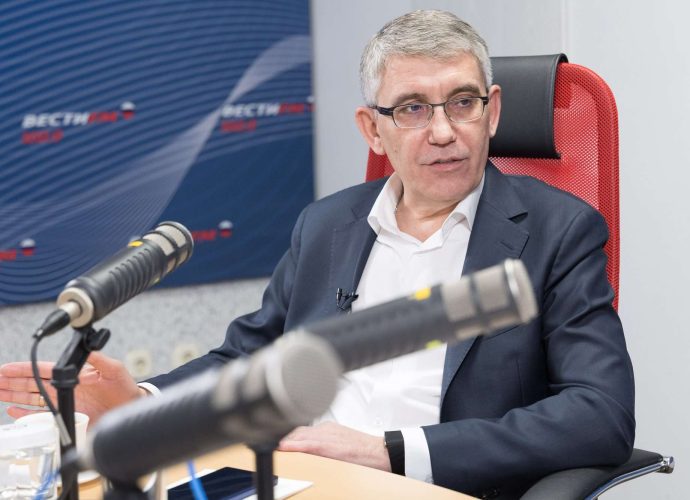 В региональном эфире радиостанции «Вести FM»  губернатор Тульской области Дмитрий Миляев ответил, как часто он встречается со своими одноклассниками и однокурсниками.