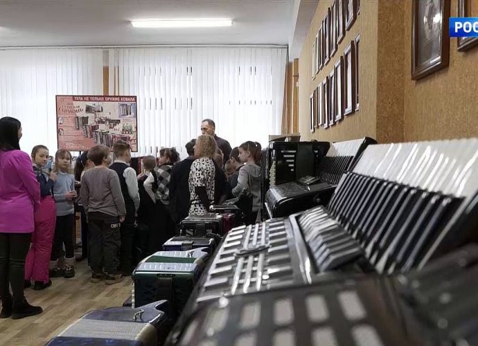 В Туле участники проекта «Юный предприниматель» познакомились с гармонным производством