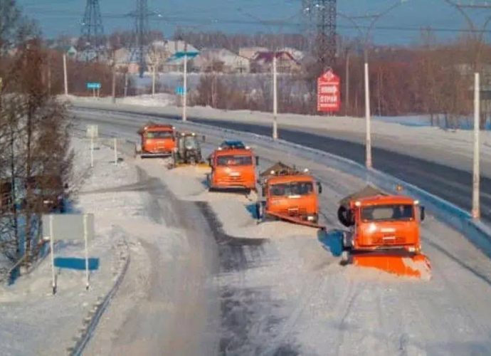 Сугробы под полметра: дорожные службы сражаются с рекордным снегопадом