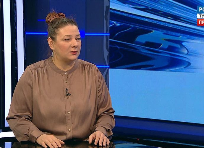 Парта памяти: скульптор Марина Логунова о новом памятнике в Епифани