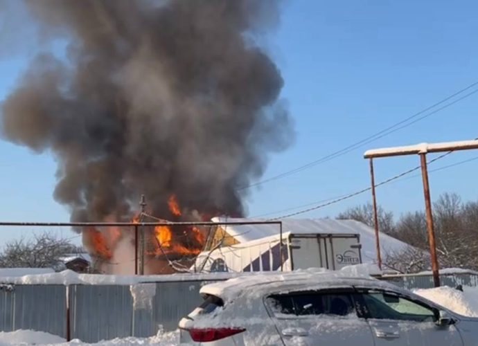 В деревне Хопилово, что в Тульской области, загорелся частный дом.