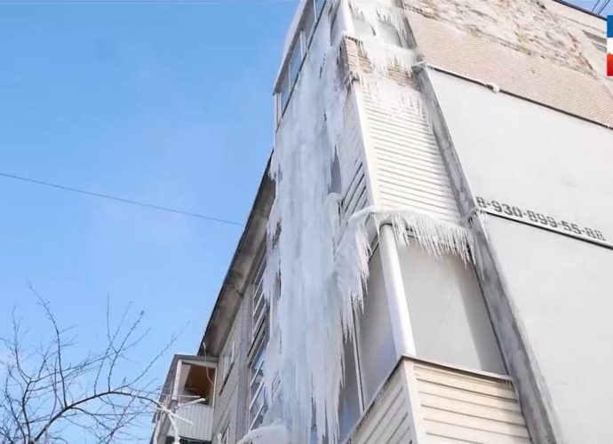 Прокуратура Пролетарского района Тулы проводит проверку из-за происшествия с падением сосульки на пешехода.