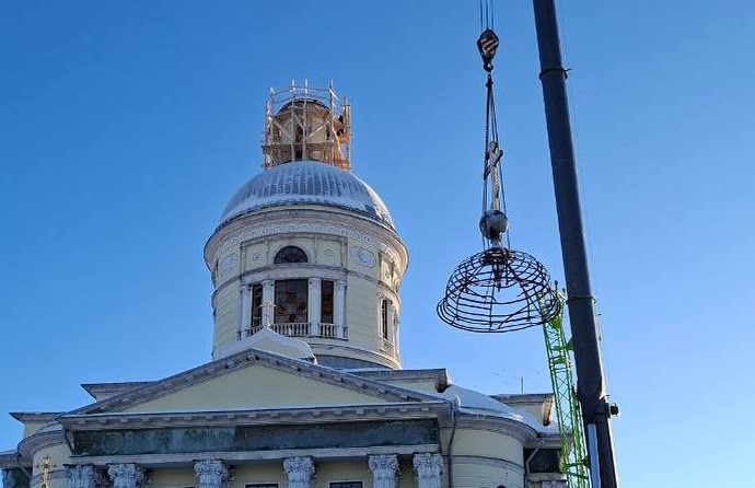 В эти минуты: купол Никольского собора в Епифани, пострадавший от атаки дрона, отправился на реставрацию.