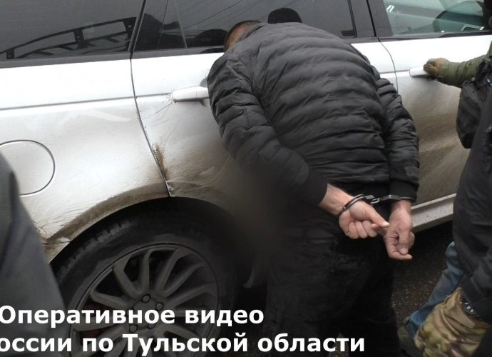 Сотрудники УФСБ по Тульской области задержали местного жителя, ранее судимого, который обманным путем получил крупную сумму денег от жены участника СВО.