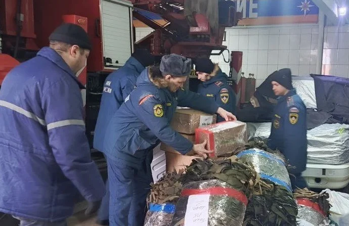 Сотрудники МЧС России из Узловой вместе с местными жителями продолжают помогать защитникам Родины. 