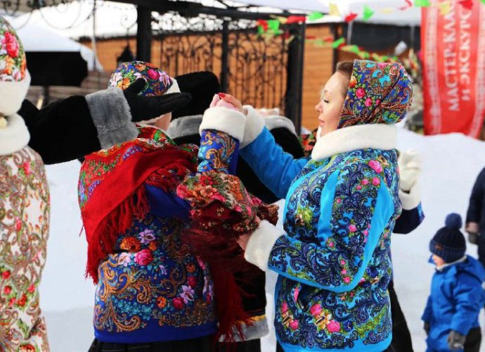 Блины, хоккей метлами и богатырские забавы: Тульская область проводила Масленицу