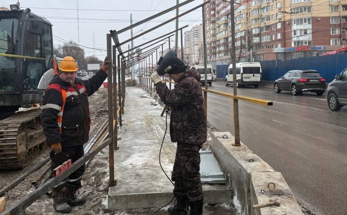 С 14 февраля на Орловском путепроводе в Туле организовано безопасное пешеходное движение по территории демонтированных трамвайных путей.
