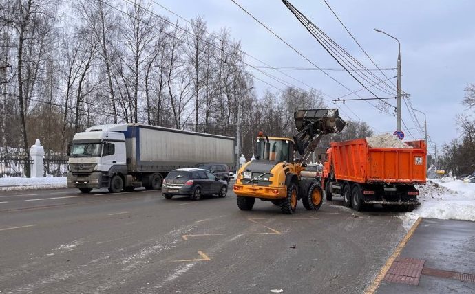 В Туле продолжается работа по расчистке дорог после снегопада.